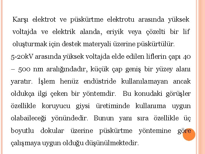 Karşı elektrot ve püskürtme elektrotu arasında yüksek voltajda ve elektrik alanda, eriyik veya çözelti