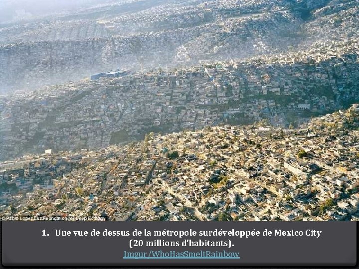 1. Une vue de dessus de la métropole surdéveloppée de Mexico City (20 millions