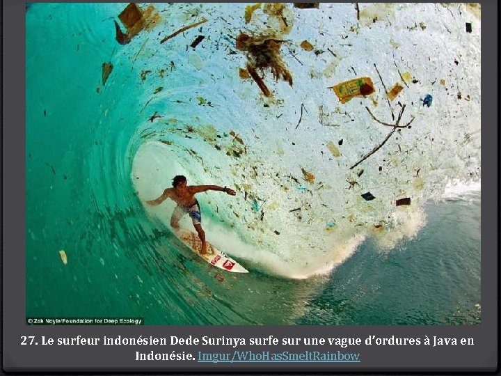 27. Le surfeur indonésien Dede Surinya surfe sur une vague d’ordures à Java en