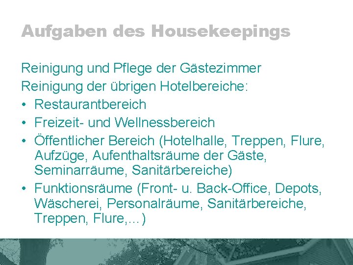 Aufgaben des Housekeepings Reinigung und Pflege der Gästezimmer Reinigung der übrigen Hotelbereiche: • Restaurantbereich
