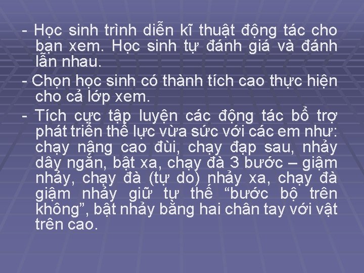 - Học sinh trình diễn kĩ thuật động tác cho bạn xem. Học sinh