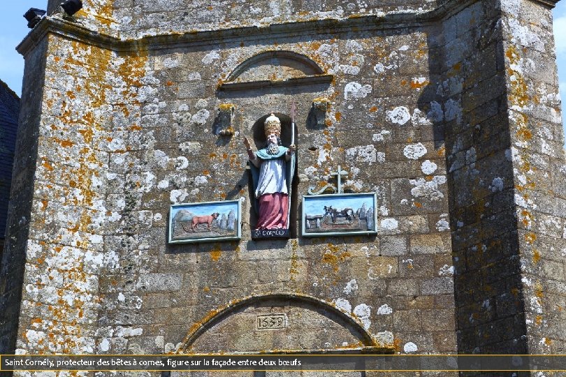 Saint Cornély, protecteur des bêtes à cornes, figure sur la façade entre deux bœufs