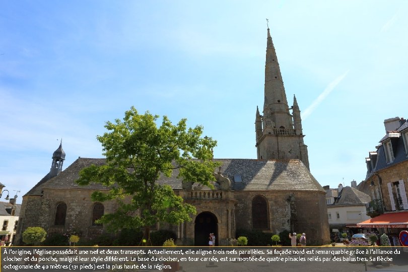 À l'origine, l'église possédait une nef et deux transepts. Actuellement, elle aligne trois nefs