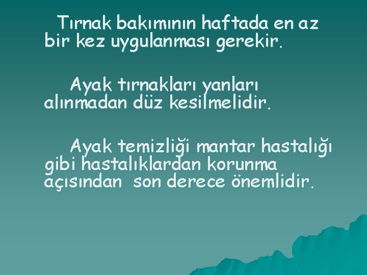 Tırnak bakımının haftada en az bir kez uygulanması gerekir. Ayak tırnakları yanları alınmadan düz