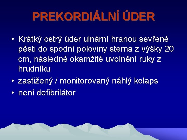 PREKORDIÁLNÍ ÚDER • Krátký ostrý úder ulnární hranou sevřené pěsti do spodní poloviny sterna