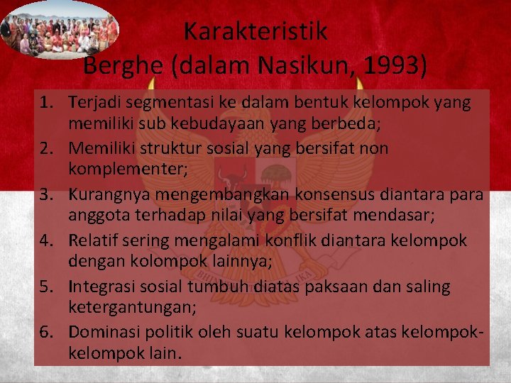 Karakteristik Berghe (dalam Nasikun, 1993) 1. Terjadi segmentasi ke dalam bentuk kelompok yang memiliki