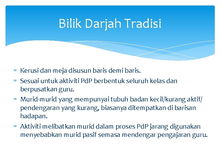 Bilik Darjah Tradisi Kerusi dan meja disusun baris demi baris. Sesuai untuk aktiviti Pd.