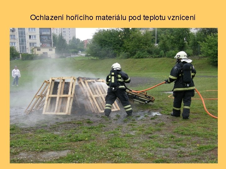 Ochlazení hořícího materiálu pod teplotu vznícení 