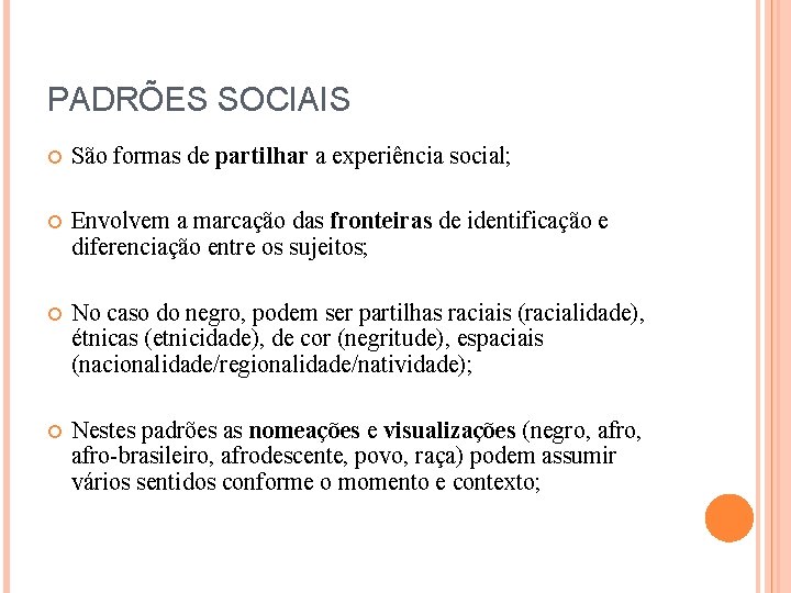 PADRÕES SOCIAIS São formas de partilhar a experiência social; Envolvem a marcação das fronteiras
