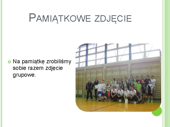 PAMIĄTKOWE ZDJĘCIE Na pamiątkę zrobiliśmy sobie razem zdjęcie grupowe. 