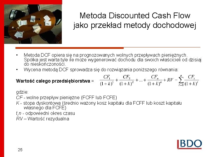 Metoda Discounted Cash Flow jako przekład metody dochodowej • Metoda DCF opiera się na