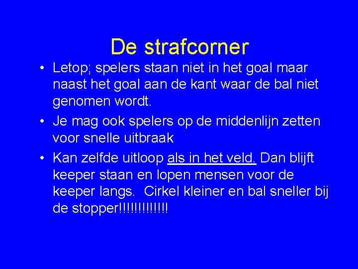 De strafcorner • Letop; spelers staan niet in het goal maar naast het goal