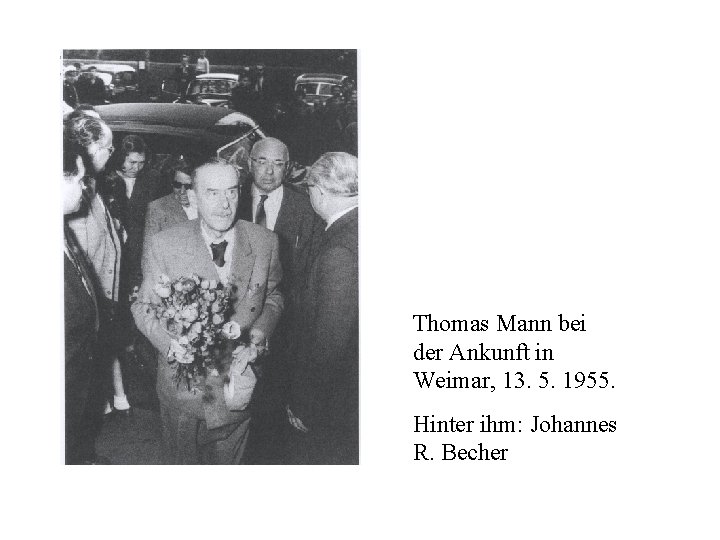 Thomas Mann bei der Ankunft in Weimar, 13. 5. 1955. Hinter ihm: Johannes R.