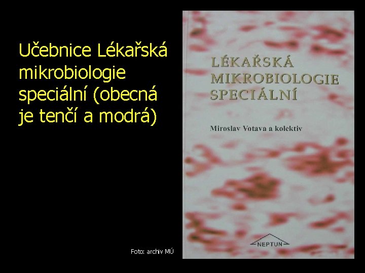 Učebnice Lékařská mikrobiologie speciální (obecná je tenčí a modrá) Foto: archiv MÚ 