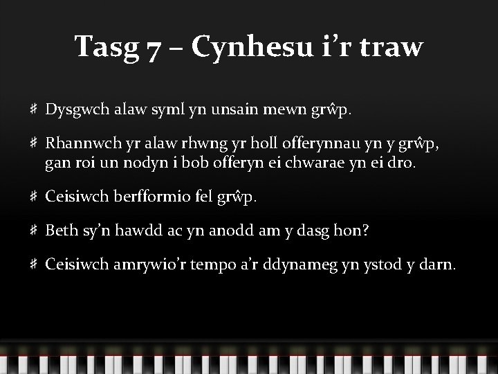 Tasg 7 – Cynhesu i’r traw Dysgwch alaw syml yn unsain mewn grŵp. Rhannwch