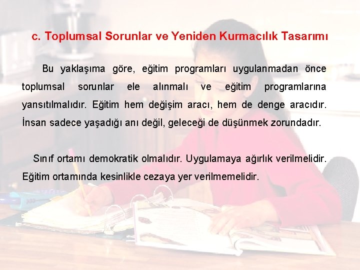  c. Toplumsal Sorunlar ve Yeniden Kurmacılık Tasarımı Bu yaklaşıma göre, eğitim programları uygulanmadan