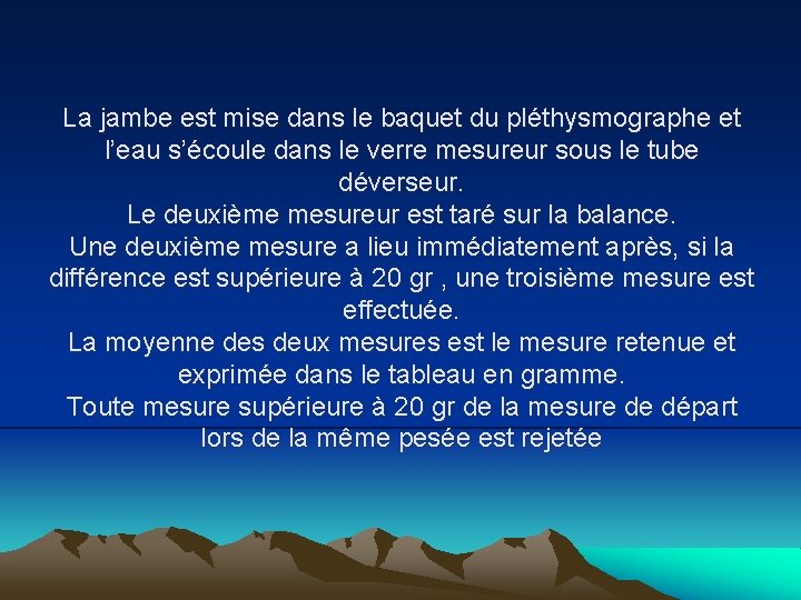 La jambe est mise dans le baquet du pléthysmographe et l’eau s’écoule dans le