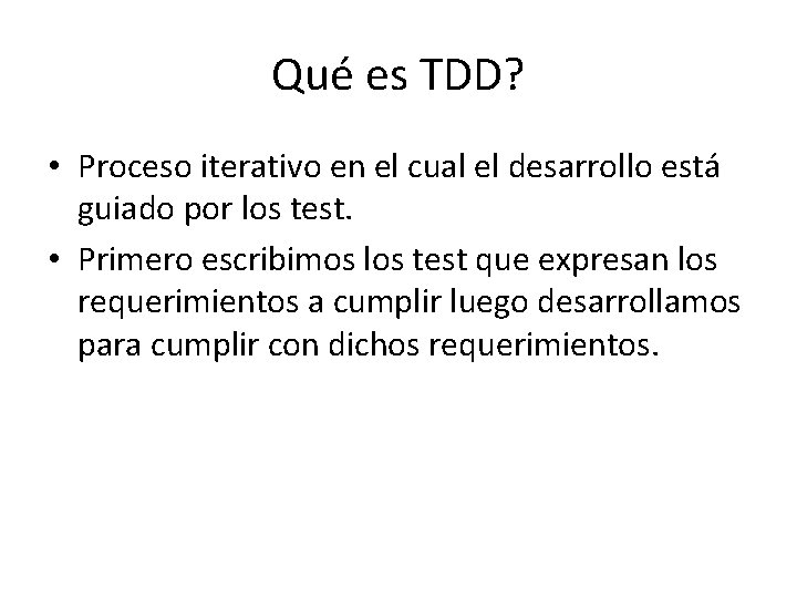 Qué es TDD? • Proceso iterativo en el cual el desarrollo está guiado por