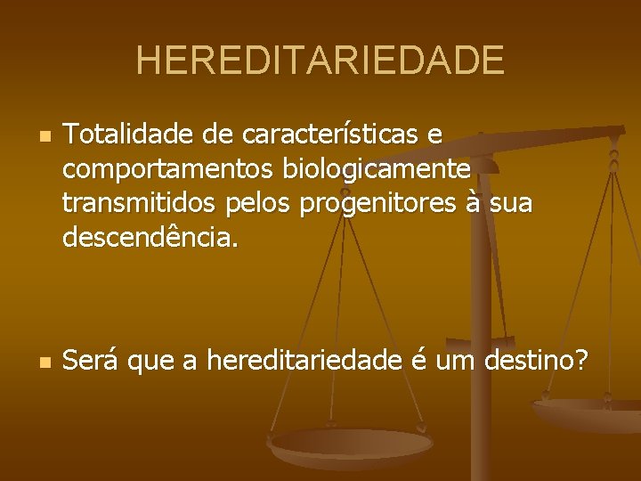 HEREDITARIEDADE n n Totalidade de características e comportamentos biologicamente transmitidos pelos progenitores à sua