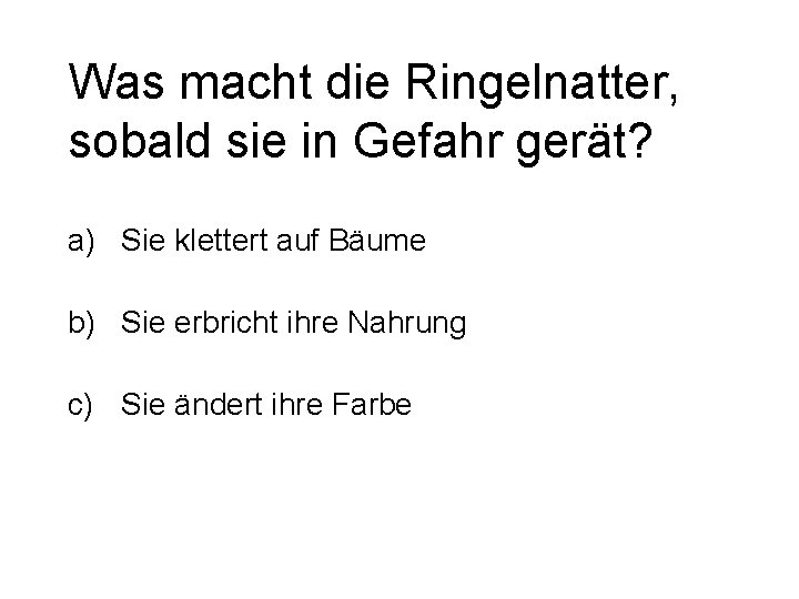 Was macht die Ringelnatter, sobald sie in Gefahr gerät? a) Sie klettert auf Bäume