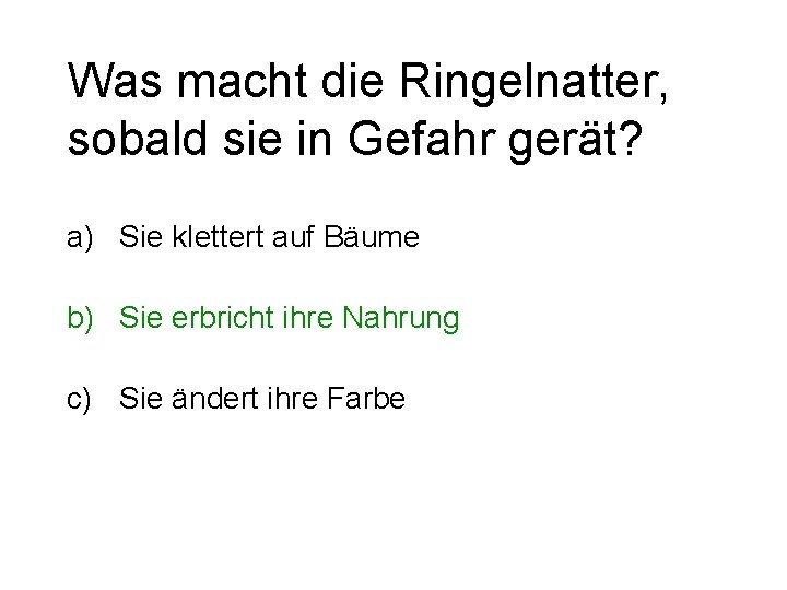 Was macht die Ringelnatter, sobald sie in Gefahr gerät? a) Sie klettert auf Bäume