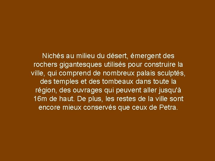 Nichés au milieu du désert, émergent des rochers gigantesques utilisés pour construire la ville,