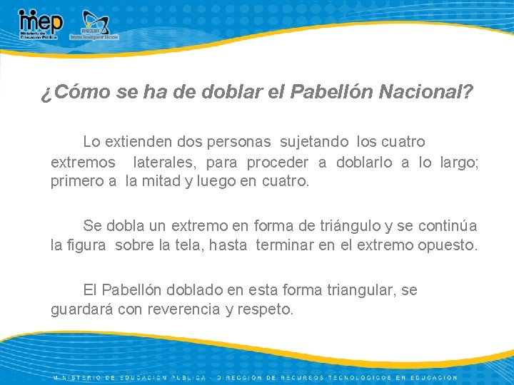 ¿Cómo se ha de doblar el Pabellón Nacional? Lo extienden dos personas sujetando los