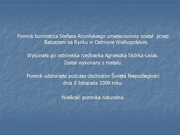  Pomnik burmistrza Stefana Rowińskiego umiejscowiony został przed Ratuszem na Rynku w Ostrowie Wielkopolskim.