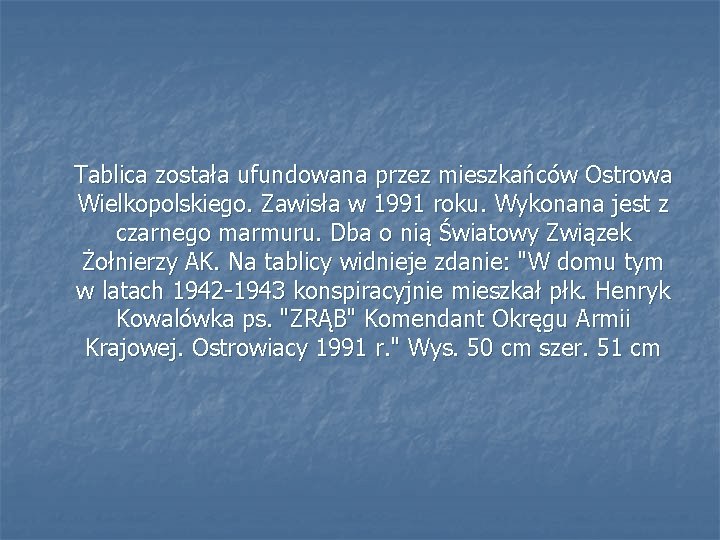 Tablica została ufundowana przez mieszkańców Ostrowa Wielkopolskiego. Zawisła w 1991 roku. Wykonana jest z
