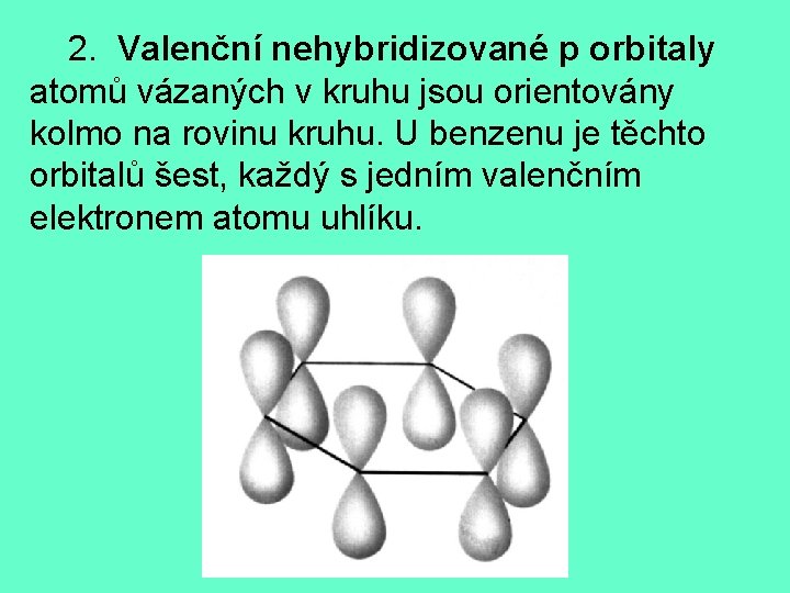  2. Valenční nehybridizované p orbitaly atomů vázaných v kruhu jsou orientovány kolmo na