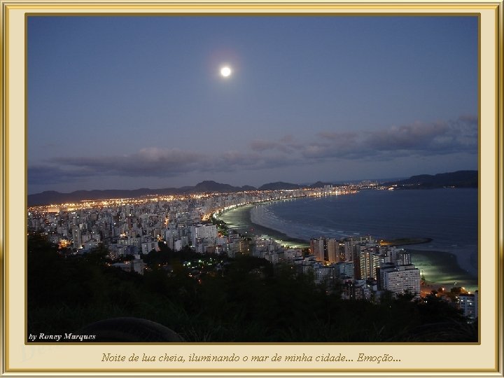 a z l De Noite de lua cheia, iluminando o mar de minha cidade.