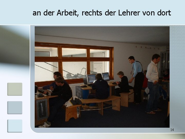 an der Arbeit, rechts der Lehrer von dort 14 