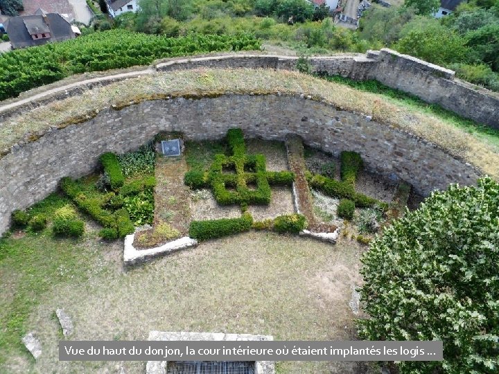 Vue du haut du donjon, la cour intérieure où étaient implantés les logis …