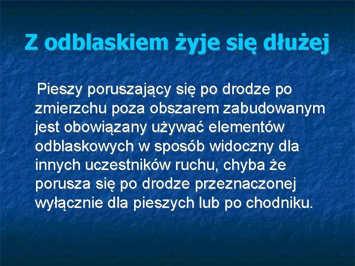 Z odblaskiem żyje się dłużej Pieszy poruszający się po drodze po zmierzchu poza obszarem