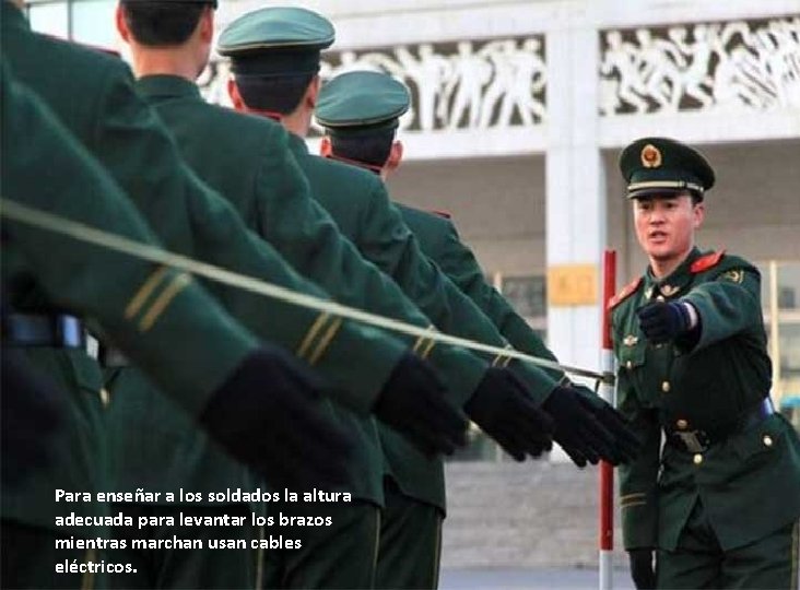 Para enseñar a los soldados la altura adecuada para levantar los brazos mientras marchan