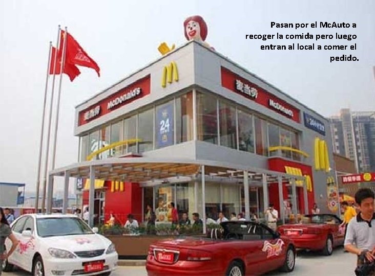 Pasan por el Mc. Auto a recoger la comida pero luego entran al local