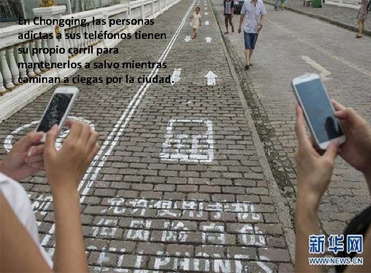 En Chongqing, las personas adictas a sus teléfonos tienen su propio carril para mantenerlos