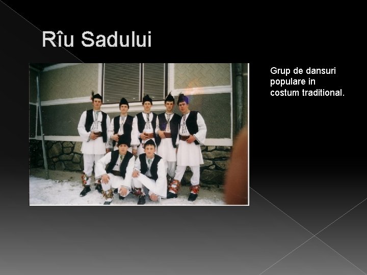 Rîu Sadului Grup de dansuri populare in costum traditional. 