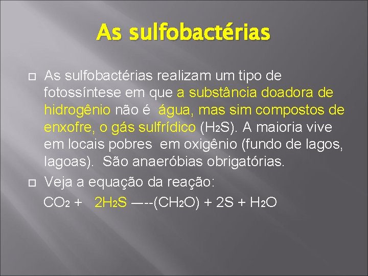 As sulfobactérias realizam um tipo de fotossíntese em que a substância doadora de hidrogênio