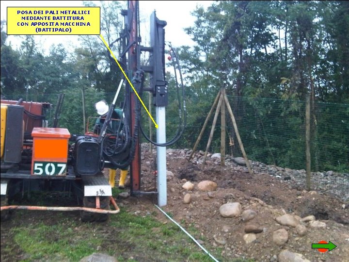 POSA DEI PALI METALLICI MEDIANTE BATTITURA CON APPOSITA MACCHINA (BATTIPALO) 