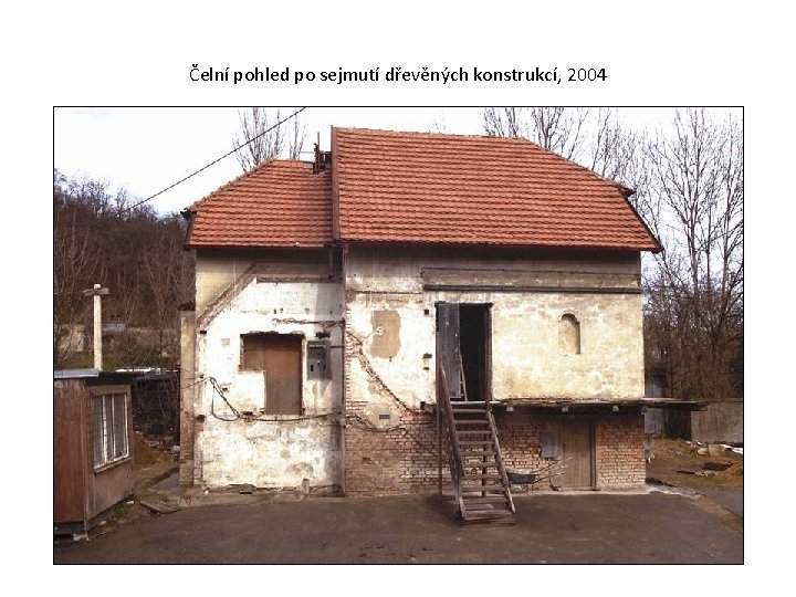 Čelní pohled po sejmutí dřevěných konstrukcí, 2004 