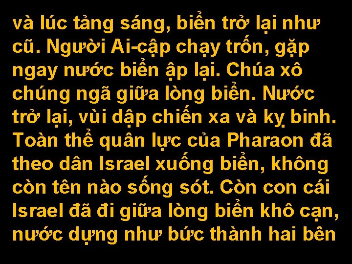 và lúc tảng sáng, biển trở lại như cũ. Người Ai-cập chạy trốn, gặp