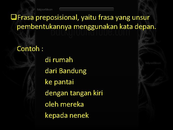 q. Frasa preposisional, yaitu frasa yang unsur pembentukannya menggunakan kata depan. Contoh : di