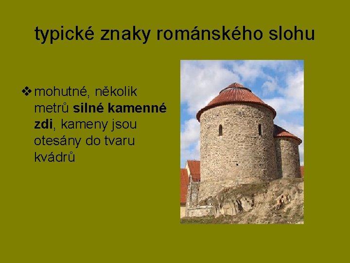 typické znaky románského slohu v mohutné, několik metrů silné kamenné zdi, kameny jsou otesány