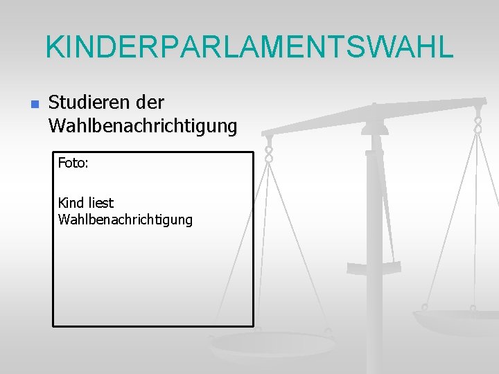 KINDERPARLAMENTSWAHL n Studieren der Wahlbenachrichtigung Foto: Kind liest Wahlbenachrichtigung 