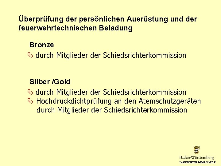 Überprüfung der persönlichen Ausrüstung und der feuerwehrtechnischen Beladung Bronze durch Mitglieder Schiedsrichterkommission Silber /Gold