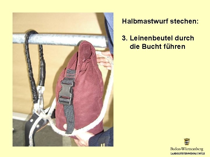 Halbmastwurf stechen: 3. Leinenbeutel durch die Bucht führen LANDESFEUERWEHRSCHULE 