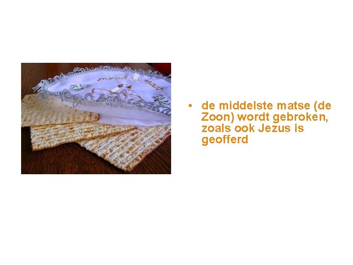  • de middelste matse (de Zoon) wordt gebroken, zoals ook Jezus is geofferd