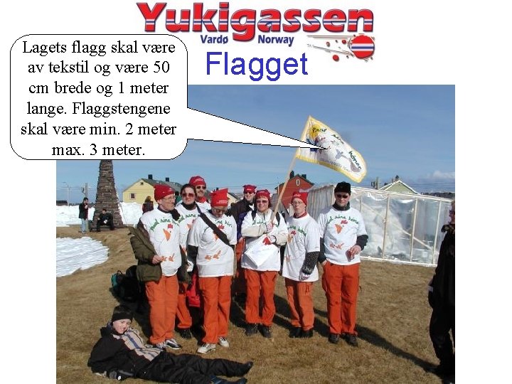 Lagets flagg skal være av tekstil og være 50 cm brede og 1 meter