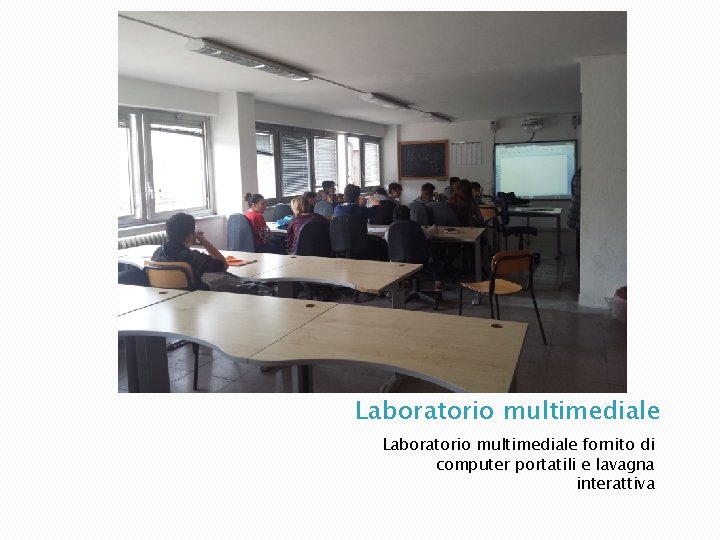 Laboratorio multimediale fornito di computer portatili e lavagna interattiva 